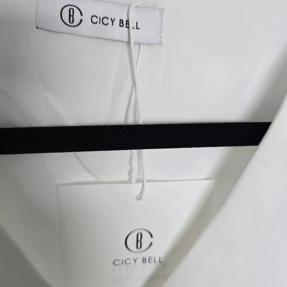 Elegant White Vest Top Gold Flower Buttons Size M - Picture 7 of 7